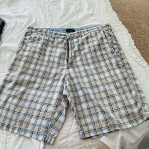 Mens blue/beige/white plaid Club Room shorts.